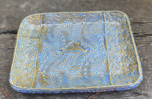 The side of the sage tray on a wood background.
